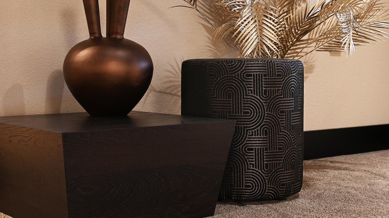 Molly Poef Black	Gold