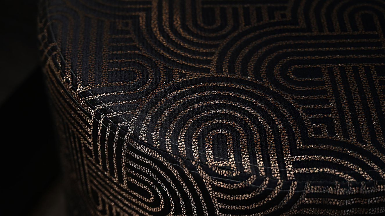 Molly Poef Black	Gold