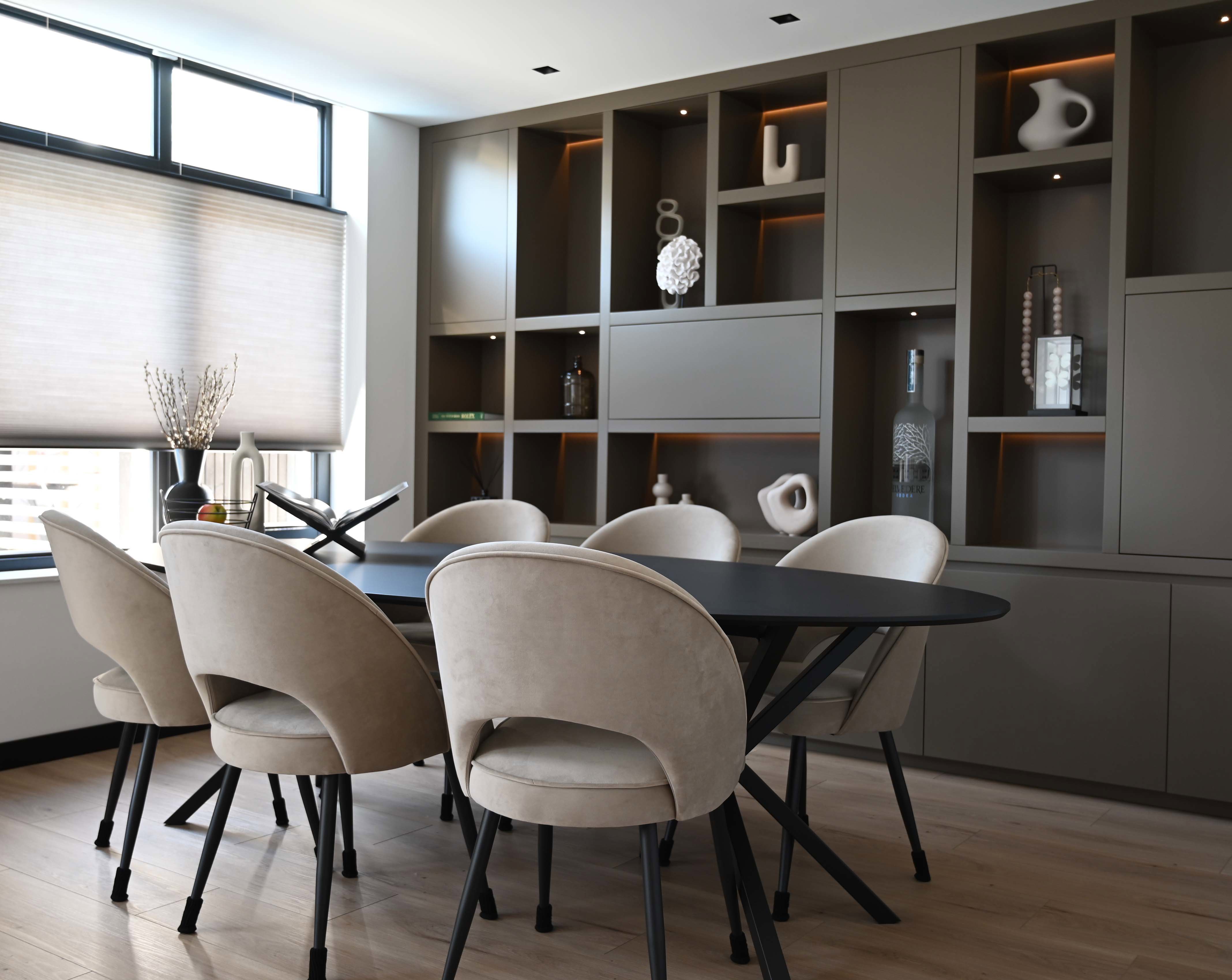 Eettafel met vakkenkast